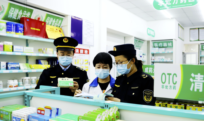 圖為12月1日，該局執(zhí)法人員在一家藥店檢查銷售“四類藥品”實名登記情況。