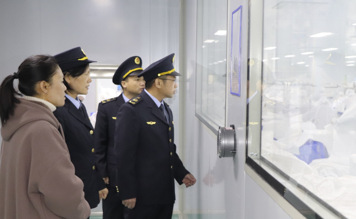 圖為該所檢查組對江西保爾安生物醫(yī)療科技有限公司開展醫(yī)用一次性防護(hù)服巡查。