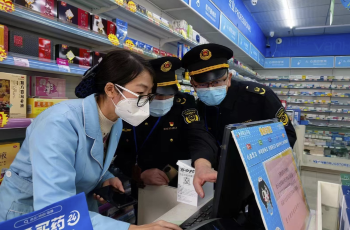 圖為該局執(zhí)法人員在一家藥店檢查“四類藥品”登記情況。