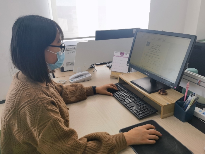 圖為電子證明下發(fā)后，企業(yè)人員下載查看證明。