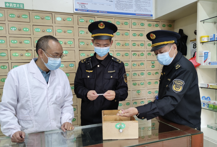 圖為該局執(zhí)法人員在一家藥店檢查中藥飲片儲存情況。
