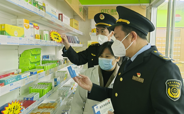 圖為12月12日，該局執(zhí)法人員在一家藥品零售企業(yè)檢查藥品。