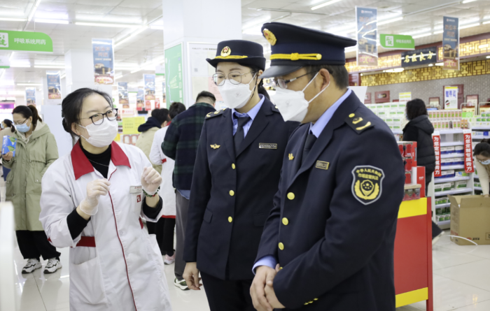 圖為第四分局執(zhí)法人員在一家藥店檢查疫情防控藥品。
