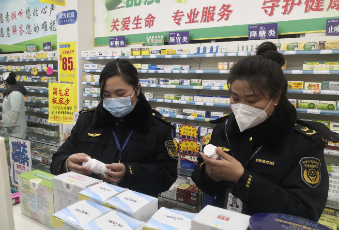 圖為12月15日，該局執(zhí)法人員在藥店對藥品價格進行檢查。