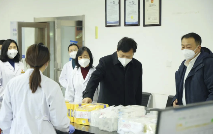 圖為吉林省藥監(jiān)局黨組書記、局長孫繼民（右二）在省藥檢院調(diào)研。
