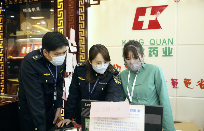 圖為南寧市市場(chǎng)監(jiān)管部門(mén)執(zhí)法人員檢查藥店抗疫藥品、防疫物資的銷(xiāo)售情況。