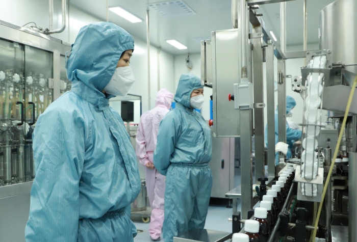 圖為國藥集團(tuán)藥物生產(chǎn)場景。