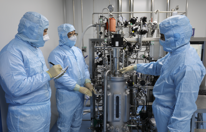 圖片為第四分局監(jiān)管人員在一家企業(yè)活性生物骨生產(chǎn)車間進行現(xiàn)場檢查。