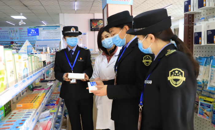 圖為該局執(zhí)法人員在一家藥店檢查藥品價(jià)格。