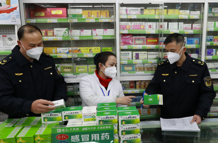 圖為該局執(zhí)法人員在一家藥店檢查涉疫藥品。