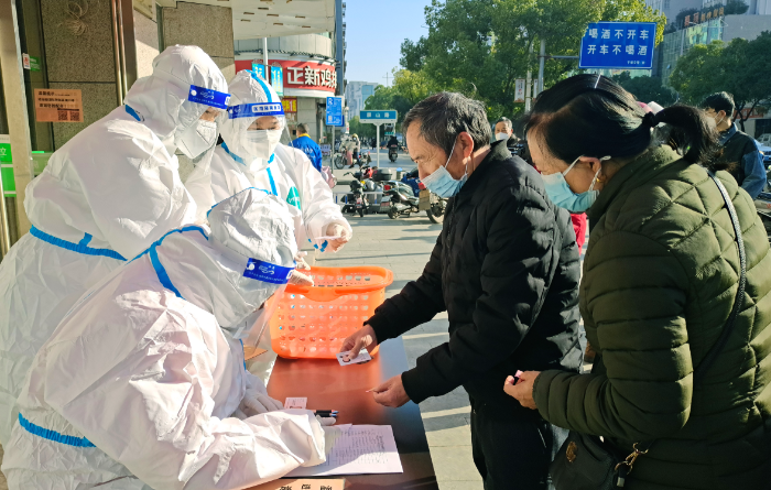 圖為12月22日，在江西省于都縣多家藥店工作人員正在免費發(fā)放藥品。