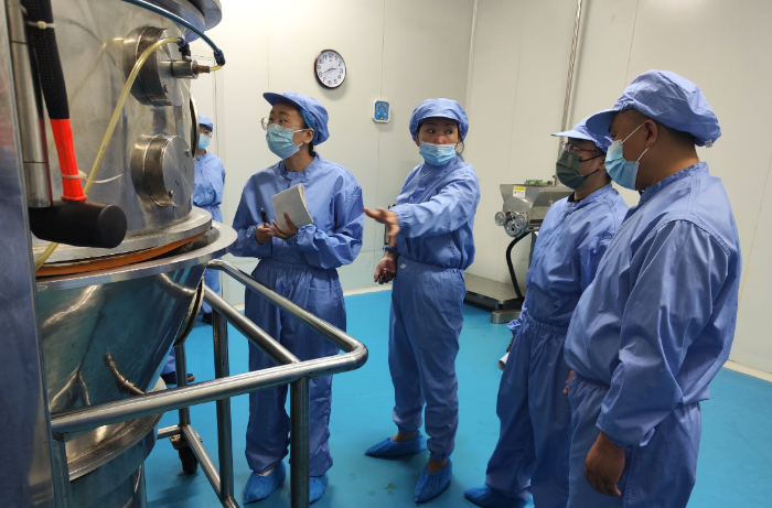 圖為吉林檢查分局工作人員幫扶指導(dǎo)鹿王制藥防疫藥品快速達產(chǎn)。