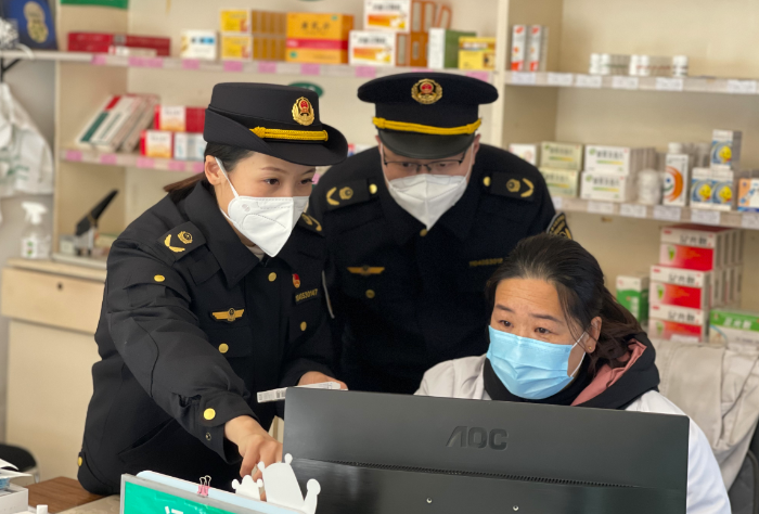 圖為縣市場監(jiān)管局執(zhí)法人員在一家藥店檢查拆零銷售專區(qū)。