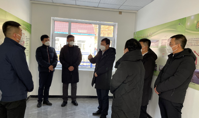 圖二為調(diào)研組考察吉興村鄉(xiāng)村振興服務(wù)站。