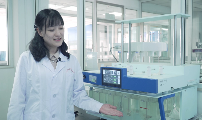 圖為吉林省省藥檢院檢驗(yàn)人員介紹檢驗(yàn)設(shè)備。