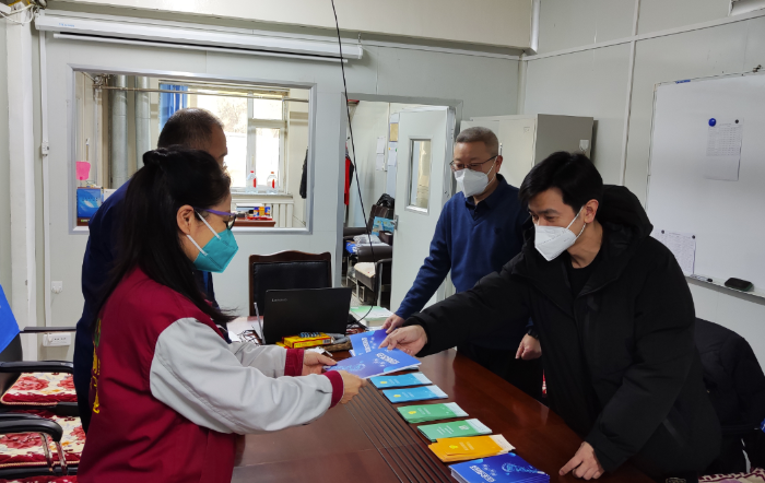 圖為四平檢查分局執(zhí)法人員進(jìn)企業(yè)發(fā)放安全用藥宣傳資料。