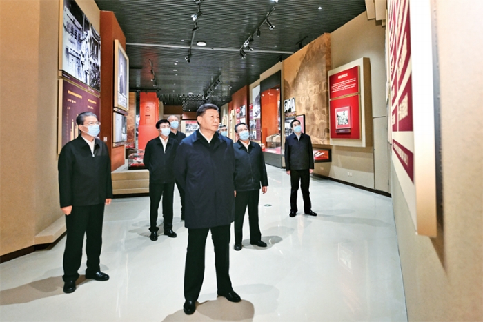 2022年10月27日，中共中央總書記、國家主席、中央軍委主席習(xí)近平帶領(lǐng)中共中央政治局常委李強、趙樂際、王滬寧、蔡奇、丁薛祥、李希，瞻仰延安革命紀念地。這是習(xí)近平等在延安革命紀念館，參觀《偉大歷程——中共中央在延安十三年歷史陳列》。新華社記者 燕雁/攝