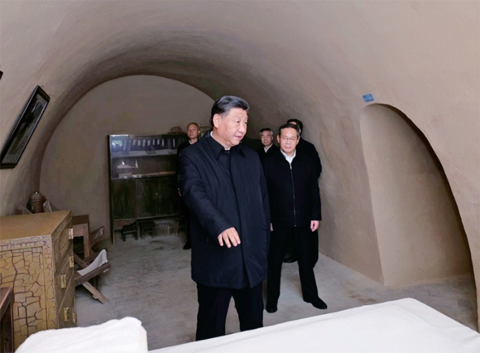 2022年10月27日，中共中央總書記、國家主席、中央軍委主席習(xí)近平帶領(lǐng)中共中央政治局常委李強、趙樂際、王滬寧、蔡奇、丁薛祥、李希，瞻仰延安革命紀念地。這是習(xí)近平等在楊家?guī)X參觀毛澤東舊居。新華社記者 鞠鵬/攝