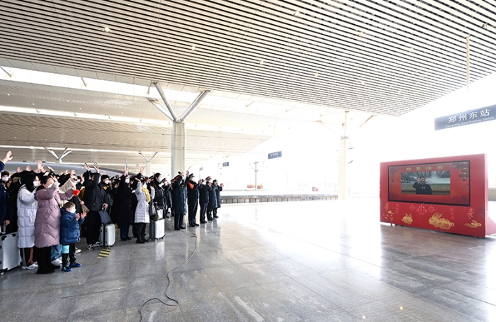 1月18日，中共中央總書(shū)記、國(guó)家主席、中央軍委主席習(xí)近平在北京通過(guò)視頻連線看望慰問(wèn)基層干部群眾，向全國(guó)各族人民致以新春的美好祝福。這是習(xí)近平通過(guò)視頻連線，同鄭州東站鐵路客運(yùn)干部職工和旅客親切交流。新華社記者 燕雁 攝