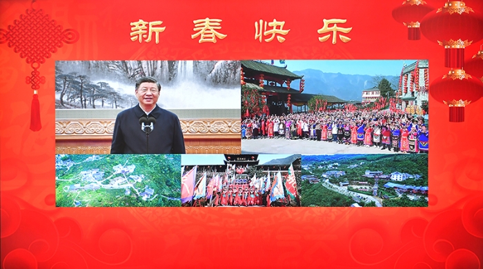 1月18日，中共中央總書(shū)記、國(guó)家主席、中央軍委主席習(xí)近平在北京通過(guò)視頻連線看望慰問(wèn)基層干部群眾，向全國(guó)各族人民致以新春的美好祝福。這是習(xí)近平通過(guò)視頻連線，同四川省綿陽(yáng)市北川羌族自治縣石椅村的鄉(xiāng)親們和游客親切交流。新華社記者 李濤 攝