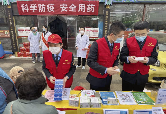 圖為第二分局志愿者向群眾普及合理用藥知識。