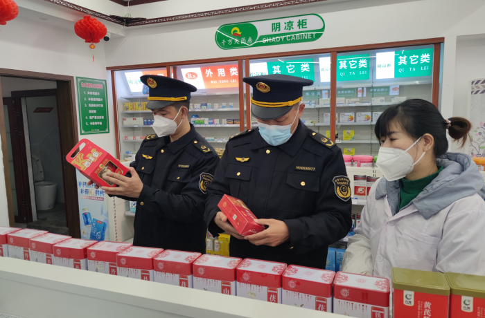 圖為該局執(zhí)法人員在一家零售藥店檢查西洋參質(zhì)量。