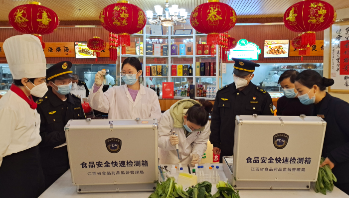 圖為1月16日，該局執(zhí)法人員在一家超市對食品進(jìn)行快速檢測。