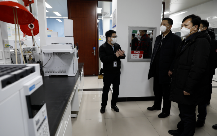 圖為吉林省藥監(jiān)局黨組書記、局長(zhǎng)孫繼民(右一)在吉林凱萊英醫(yī)藥化學(xué)有限公司調(diào)研。