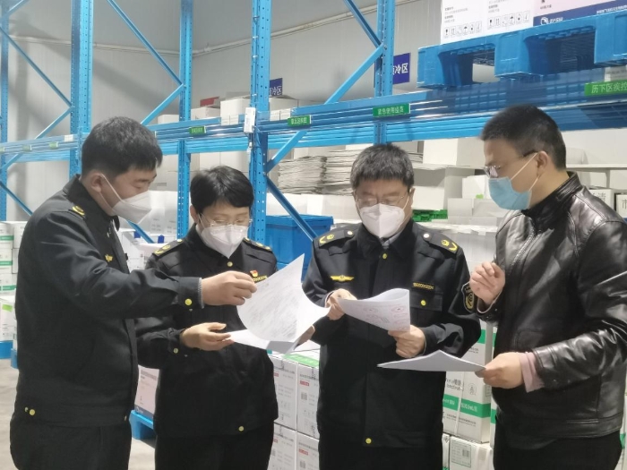 圖為一分局執(zhí)法人員對(duì)轄區(qū)內(nèi)一家新冠病毒疫苗配送企業(yè)進(jìn)行檢查。