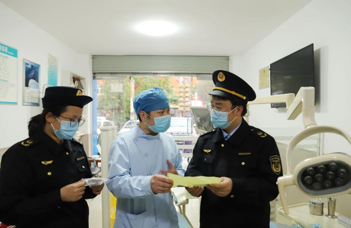 圖為2月7日，該局執(zhí)法人員在一家口腔診所檢查藥械使用情況。