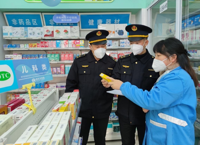 圖為該局執(zhí)法人員在檢查兒童止瀉藥品。
