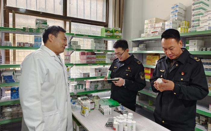圖為該局執(zhí)法人員在一家藥店進(jìn)行抽檢。