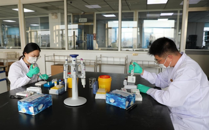 圖為檢驗(yàn)人員對(duì)公安部門(mén)送檢藥品應(yīng)急檢驗(yàn)。（葉陽(yáng)歡攝）