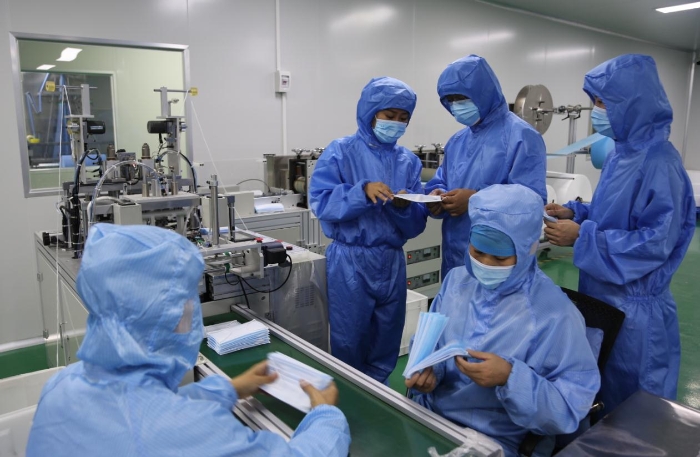 圖為執(zhí)法人員深入企業(yè)開(kāi)展藥品安全專(zhuān)項(xiàng)整治行動(dòng)。（葉陽(yáng)歡攝）