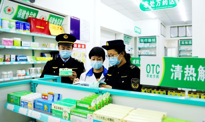 圖為2月14日，該局執(zhí)法人員在一家藥店檢查