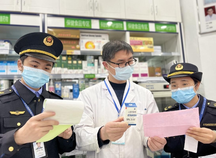 圖為該局執(zhí)法人員對藥店在售人血白蛋白進(jìn)貨記錄進(jìn)行核對。