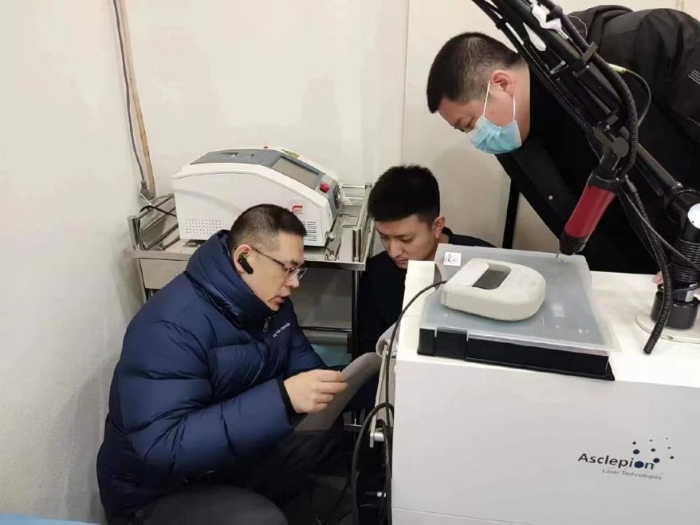 圖為工作人員對(duì)醫(yī)療美容機(jī)構(gòu)進(jìn)行指導(dǎo) 圖為工作人員對(duì)醫(yī)療美容機(jī)構(gòu)進(jìn)行指導(dǎo)