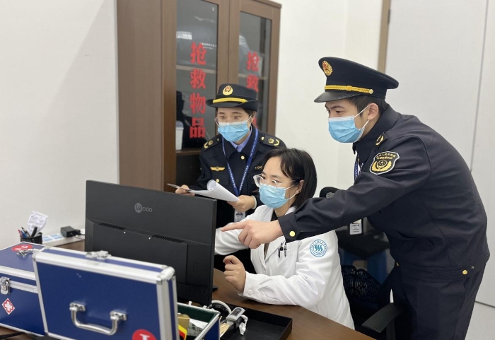 圖為該局執(zhí)法人員對校醫(yī)院的藥品進貨記錄進行核對。