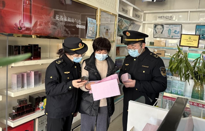 圖為該局執(zhí)法人員正在一家化妝品銷售超市檢查在售化妝品的相關(guān)信息。