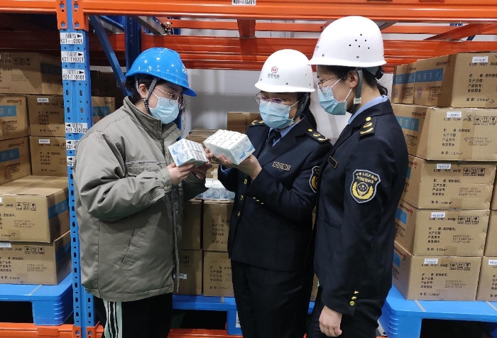 圖為該分局監(jiān)管人員在一家藥品生產(chǎn)企業(yè)對(duì)阿茲夫定片進(jìn)行現(xiàn)場(chǎng)檢查和監(jiān)督抽樣。