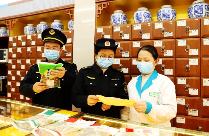 圖為2月21日，該局執(zhí)法人員在一家零售藥店檢查中藥飲片質(zhì)量。
