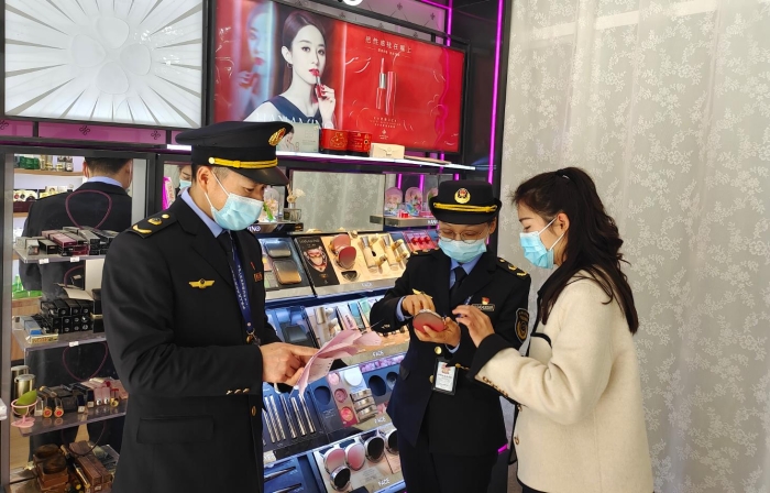 圖為執(zhí)法人員正在一家化妝品零售店開(kāi)展檢查和宣傳活動(dòng)。