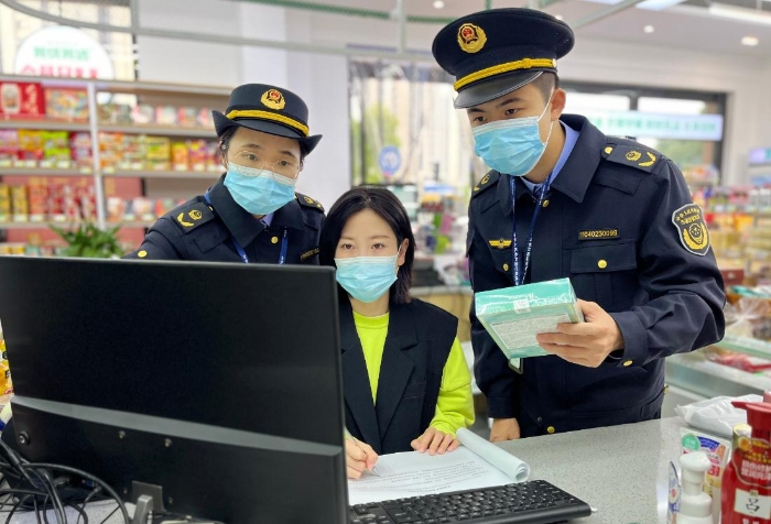 圖為該局執(zhí)法人員正在一家商超內(nèi)對其經(jīng)銷的化妝品進行經(jīng)營環(huán)節(jié)合規(guī)情況的核查。