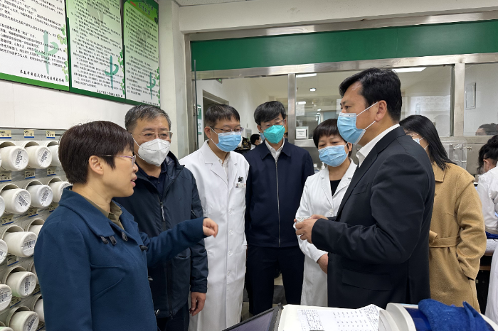 圖為調(diào)研組調(diào)研藥物臨床試驗(yàn)機(jī)構(gòu)質(zhì)量體系運(yùn)行情況。（葉陽歡攝）