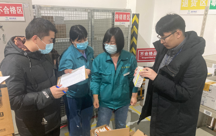 圖為第四監(jiān)管辦執(zhí)法人員監(jiān)督集中銷毀過期、損壞的特殊管理藥品。