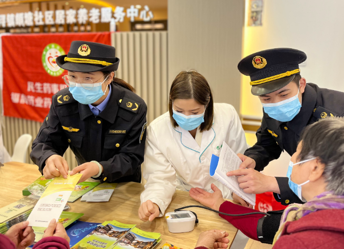 圖為該局組織志愿服務(wù)人員在一家養(yǎng)老機構(gòu)為老年人提供測血壓等藥事惠民服務(wù)。