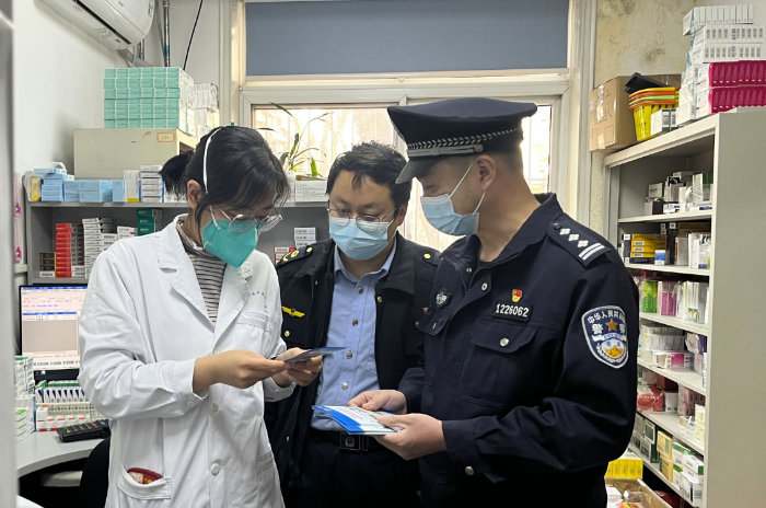 圖為執(zhí)法人員在一家醫(yī)療機構(gòu)檢查第二類精神藥品儲存條件。