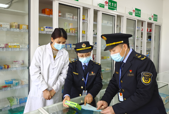 圖為該局執(zhí)法人員在一家藥店檢查藥品購(gòu)進(jìn)登記記錄。