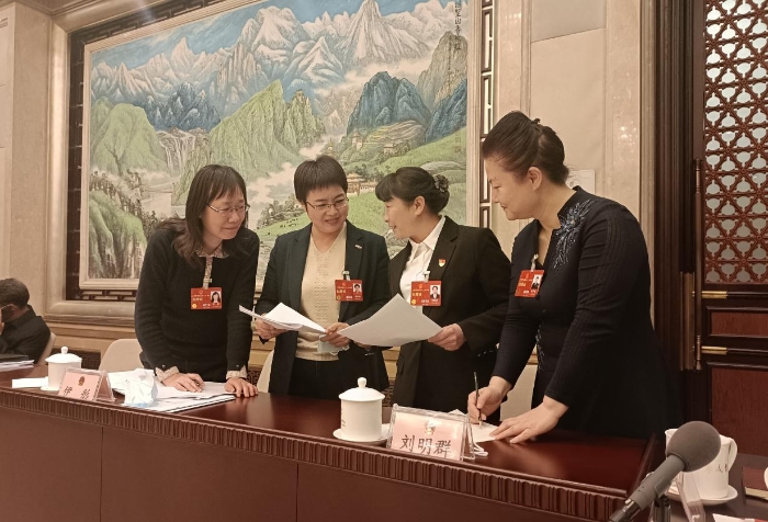 　　3月7日，十四屆全國人大一次會(huì)議北京代表團(tuán)部分代表在小組會(huì)議結(jié)束后，繼續(xù)就關(guān)注的話題進(jìn)行深入交流討論。（涂宣 攝）