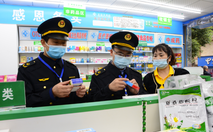 圖為3月7日，該局青羊鎮(zhèn)市場(chǎng)監(jiān)管所執(zhí)法人員在一家藥店檢查。